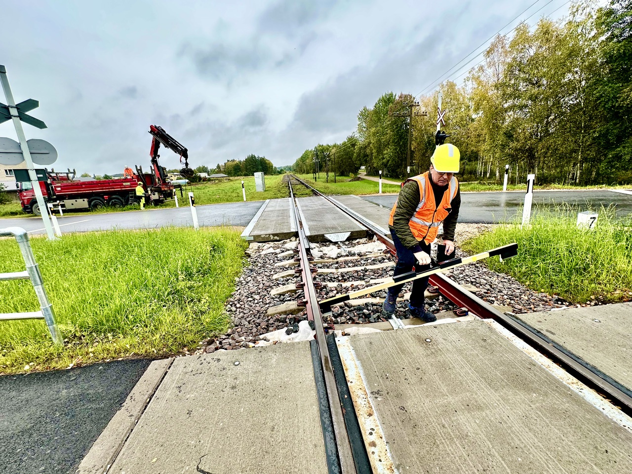 Raudteeülesõidukoht mõõdeti üle ülima täpsusega. Rööbaste vahe peab olema 1520 mm. Fotod: KALEV ANNOM